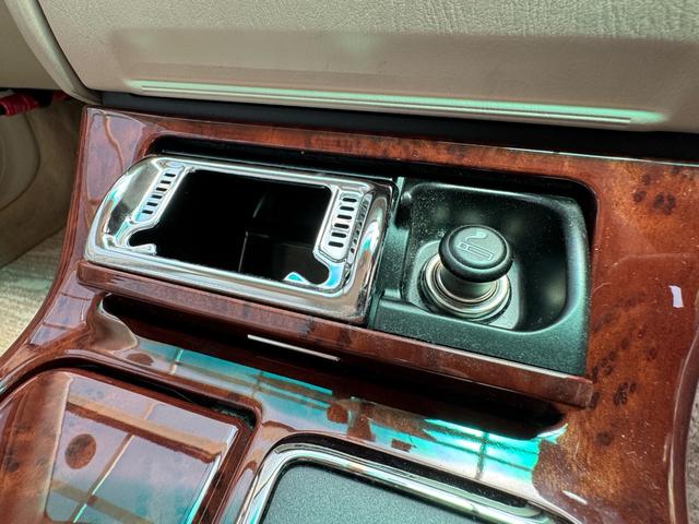 クラウン ロイヤルサルーン　プレミアム　後期型　特別仕様　修復歴無　禁煙車　ＨＩＤヘッド　イエローフォグ　クルコン　純正１６インチＡＷ　前後席パワーシート　電動リアサンシェード　車検整備付　オートライト（44枚目）