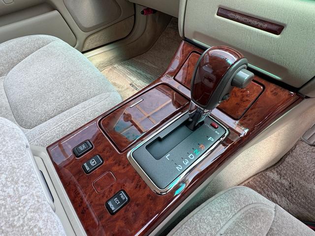 クラウン ロイヤルサルーン　プレミアム　後期型　特別仕様　修復歴無　禁煙車　ＨＩＤヘッド　イエローフォグ　クルコン　純正１６インチＡＷ　前後席パワーシート　電動リアサンシェード　車検整備付　オートライト（46枚目）