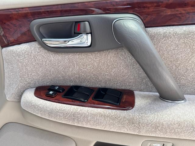 クラウン ロイヤルサルーン　プレミアム　後期型　特別仕様　修復歴無　禁煙車　ＨＩＤヘッド　イエローフォグ　クルコン　純正１６インチＡＷ　前後席パワーシート　電動リアサンシェード　車検整備付　オートライト（49枚目）