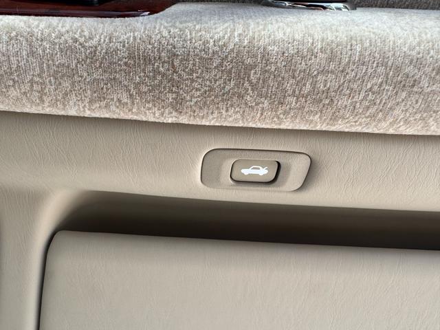 クラウン ロイヤルサルーン　プレミアム　後期型　特別仕様　修復歴無　禁煙車　ＨＩＤヘッド　イエローフォグ　クルコン　純正１６インチＡＷ　前後席パワーシート　電動リアサンシェード　車検整備付　オートライト（50枚目）