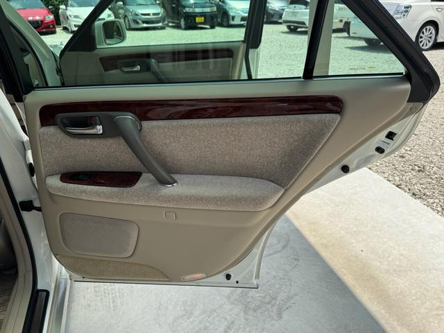 クラウン ロイヤルサルーン　プレミアム　後期型　特別仕様　修復歴無　禁煙車　ＨＩＤヘッド　イエローフォグ　クルコン　純正１６インチＡＷ　前後席パワーシート　電動リアサンシェード　車検整備付　オートライト（51枚目）