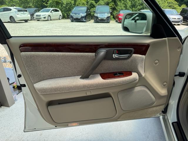 クラウン ロイヤルサルーン　プレミアム　後期型　特別仕様　修復歴無　禁煙車　ＨＩＤヘッド　イエローフォグ　クルコン　純正１６インチＡＷ　前後席パワーシート　電動リアサンシェード　車検整備付　オートライト（60枚目）