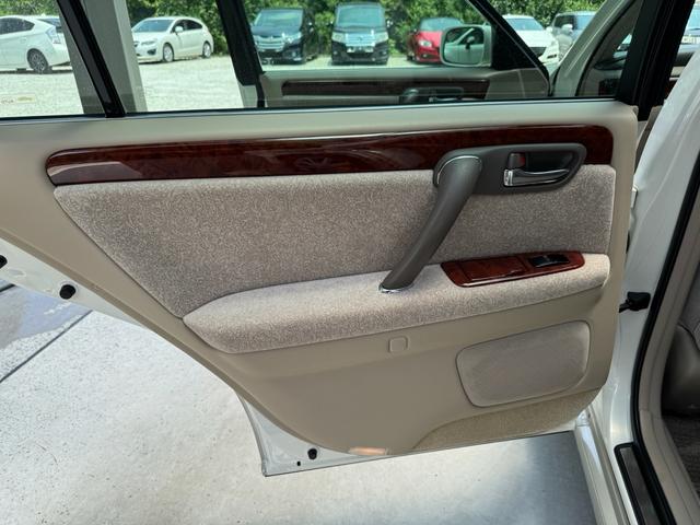クラウン ロイヤルサルーン　プレミアム　後期型　特別仕様　修復歴無　禁煙車　ＨＩＤヘッド　イエローフォグ　クルコン　純正１６インチＡＷ　前後席パワーシート　電動リアサンシェード　車検整備付　オートライト（61枚目）