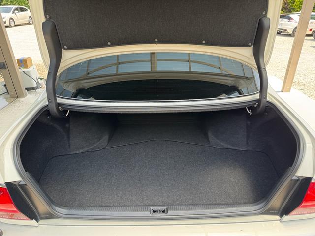 クラウン ロイヤルサルーン　プレミアム　後期型　特別仕様　修復歴無　禁煙車　ＨＩＤヘッド　イエローフォグ　クルコン　純正１６インチＡＷ　前後席パワーシート　電動リアサンシェード　車検整備付　オートライト（69枚目）