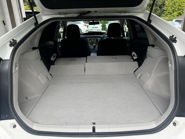 プリウス L 全国対応2年保証 REVIERフォグライト スモークテールランプ ガングリップステアリング 社外19AW ナビ Bluetooth バックカメラ ETC スマートキー Pスタート シャークアンテナ(27枚目)