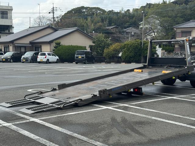 キャンター 　カスタム　積載車　キャリアカー　車輌運搬車　キャンターカスタム　ユニックネオ５　　積載量２０００キロ　メッキバンパー　左右開閉あおり　セーフティーローダー　ナビ　バックカメラ　Ｂｌｕｅｔｏｏｔｈ（10枚目）