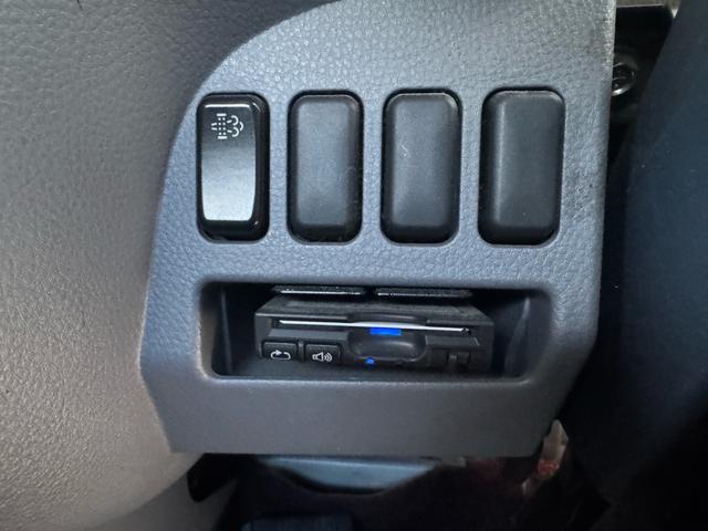 キャンター 　カスタム　積載車　キャリアカー　車輌運搬車　キャンターカスタム　ユニックネオ５　　積載量２０００キロ　メッキバンパー　左右開閉あおり　セーフティーローダー　ナビ　バックカメラ　Ｂｌｕｅｔｏｏｔｈ（27枚目）