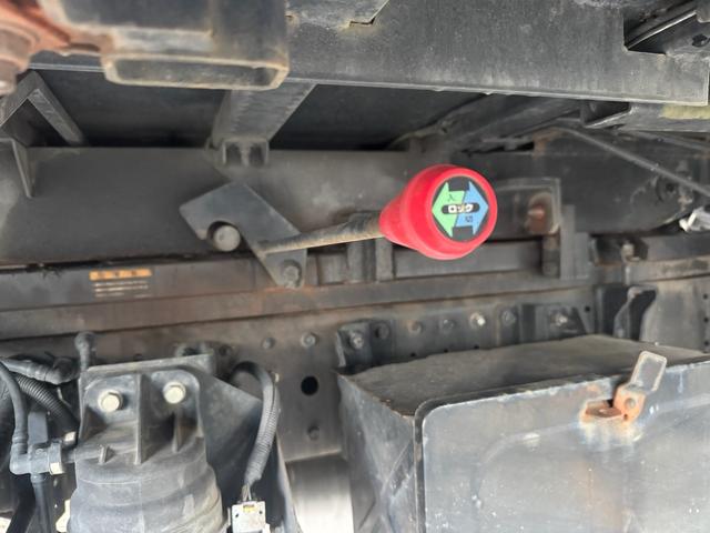 キャンター 　カスタム　積載車　キャリアカー　車輌運搬車　キャンターカスタム　ユニックネオ５　　積載量２０００キロ　メッキバンパー　左右開閉あおり　セーフティーローダー　ナビ　バックカメラ　Ｂｌｕｅｔｏｏｔｈ（42枚目）