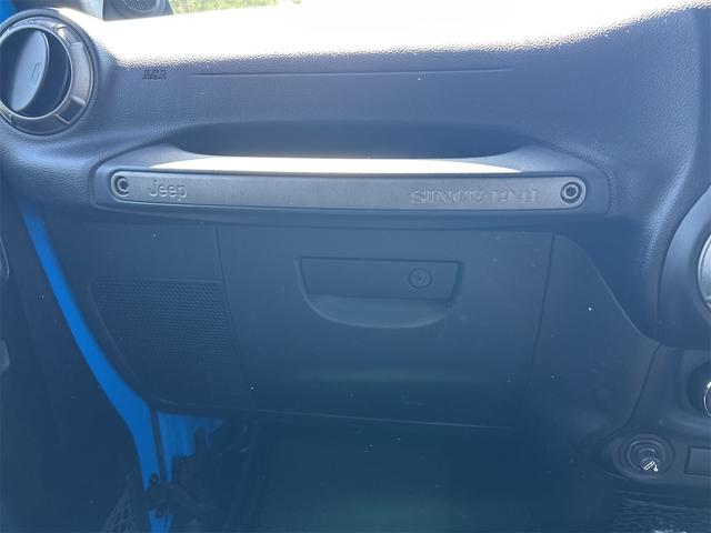 ジープ・ラングラーアンリミテッド 　４ＷＤ　ドライブレコーダー　ＥＴＣ　サイドカメラ　オートクルーズコントロール　ナビ　ＴＶ　ＡＴ　Ｂｌｕｅｔｏｏｔｈ　ＥＳＣ　エアコン　パワーウィンドウ　運転席エアバッグ　助手席エアバッグ（49枚目）