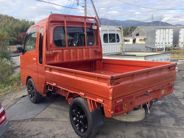 ハイゼットトラック ジャンボ　５５ｔｈアニバーサリーゴールドエディション　４ＷＤ　ＡＴ　アルミホイール　パワーウィンドウ　運転席エアバッグ　助手席エアバッグ（6枚目）