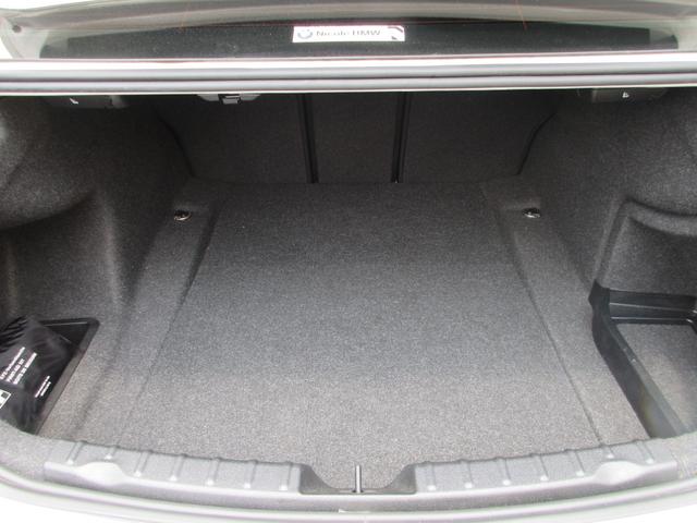 ３シリーズ ３１８ｉ　Ｍスポーツ　衝突軽減ブレーキ　禁煙車　ナビ　ＥＴＣ　ＧＰＳレーダー　バックカメラ　コンビシート　レーンキープアシスト　横滑り防止装置　盗難防止装置（18枚目）