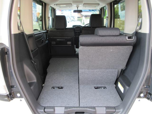 後部座席は左右別々で倒れます。