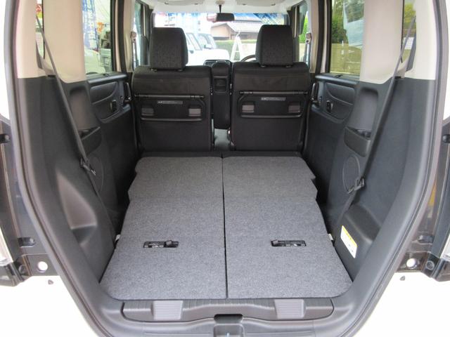 後部座席を倒すと、大きな荷物も乗り便利です！