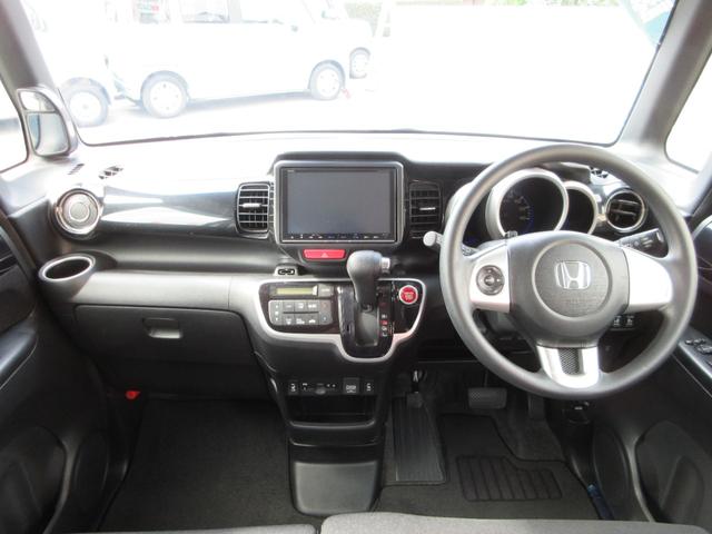 温度調整が簡単にできるオートエアコンが付いています