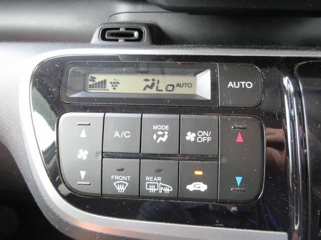 温度調整が簡単にできるオートエアコンが付いています