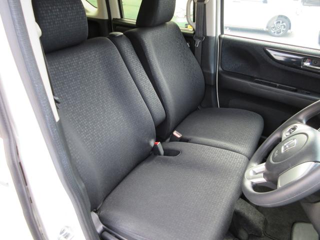 ドライバーシートも綺麗です。ボタンプッシュでエンジンスタート。鍵はキーフリーで大変便利です。