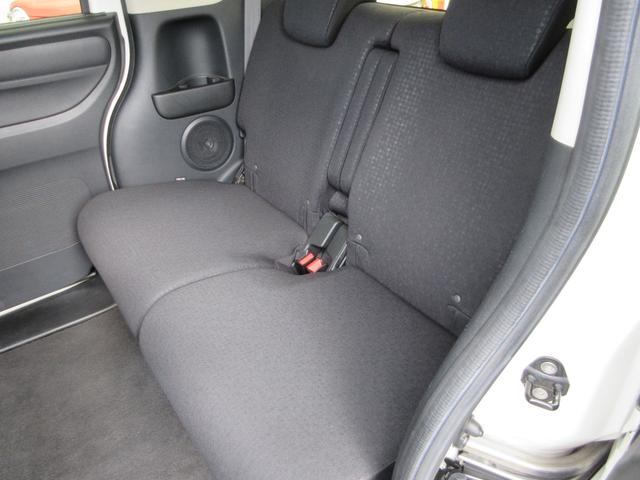 後部座席は左右別々に前後にスライドします。