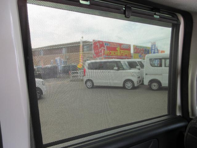 ロールカーテンが付いているので夏の暑さや日差しがさえぎられて便利な機能です