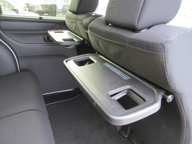 後席にはテーブルがついています。