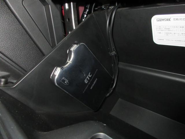 �d�s�b�̓O���[�u�{�b�N�X���ɐݒu����Ă��܂��B