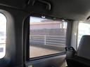 後席の窓にはロールカーテンもついているので快適です。