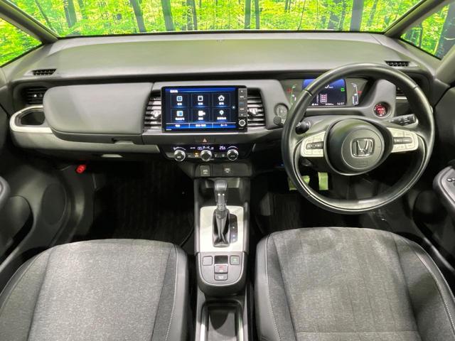 フィット ｅ：ＨＥＶホーム　禁煙車　純正９型ナビ　ホンダセンシング　アダプティブクルーズコントロール　ＬＥＤヘッドライト　バックカメラ　オートエアコン　ＥＴＣ　ドライブレコーダー　Ｂｌｕｅｔｏｏｔｈ　パーキングセンサーシステム（2枚目）