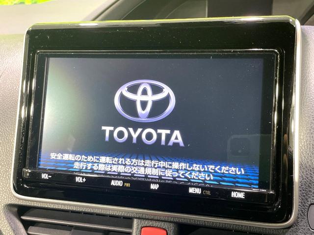 ヴォクシー ハイブリッドＺＳ　禁煙車　純正９型ナビ　フリップダウンモニター　両側電動スライドドア　セーフティセンス　フルセグＴＶ　ＥＴＣ　クルーズコントロール　ＬＥＤヘッドライト　シートヒーター　７人乗り　スマートキー（4枚目）