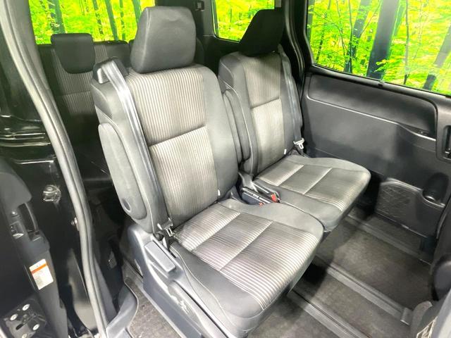 ヴォクシー ハイブリッドＺＳ　禁煙車　純正９型ナビ　フリップダウンモニター　両側電動スライドドア　セーフティセンス　フルセグＴＶ　ＥＴＣ　クルーズコントロール　ＬＥＤヘッドライト　シートヒーター　７人乗り　スマートキー（9枚目）