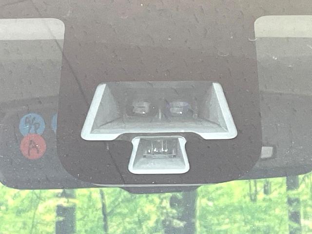 【エマージェンシーブレーキ】走行中に前方の車両等を認識し、衝突しそうな時は警報とブレーキで衝突回避と被害軽減をアシスト。より安全にドライブをお楽しみいただけます。