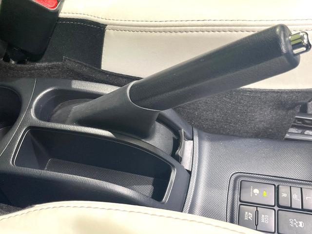 アクア クロスオーバー　純正ナビ　バックカメラ　禁煙車　衝突軽減装置　車線逸脱警報　オートマチックハイビーム　合皮シート　シートヒーター　ドラレコ　フルセグ　Ｂｌｕｅｔｏｏｔｈ再生　ＥＴＣ　オートエアコン／ライト（34枚目）