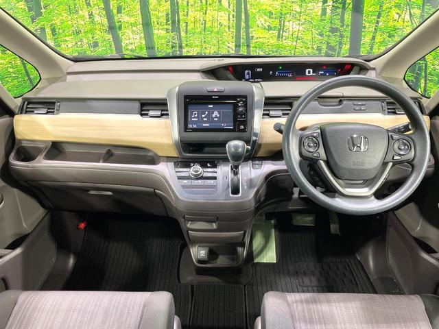 フリード Ｇ・ホンダセンシング　禁煙車　純正ディプレイオーディオ　両側電動スライドドア　ホンダセンシング　アダプティブクルーズ　バックカメラ　ＥＴＣ　Ｂｌｕｅｔｏｏｔｈ接続　６人乗り　車線逸脱警報　スマートキー　ステアリングスイッチ（2枚目）