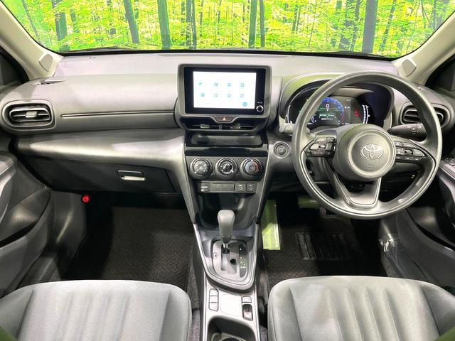 ヤリスクロス Ｘ　禁煙車　純正８型ディスプレイオーディオ　バックカメラ　セーフティセンス　レーダークルーズ　スマートキー　レーンキープ　オートマチックハイビーム　オートライト　Ｂｌｕｅｔｏｏｔｈ接続　フルセグＴＶ（2枚目）