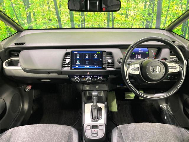 フィット ｅ：ＨＥＶホーム　禁煙車　純正９インチナビ　ホンダセンシング　アダプティブクルーズ　ＥＴＣ　Ｂｌｕｅｔｏｏｔｈ接続　ドラレコ　スマートキー　ハーフレザーシート　ＬＥＤヘッド　コーナーセンサー　オートライト（2枚目）