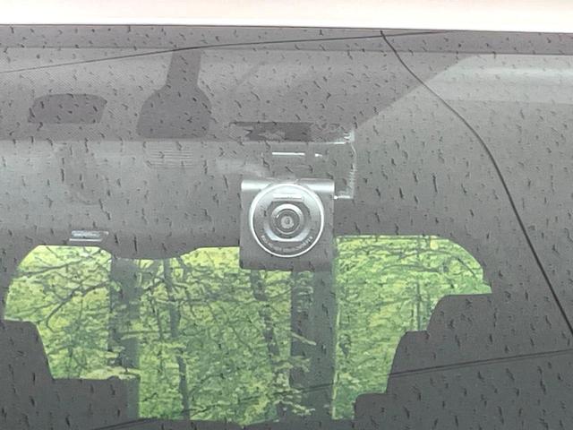 ヴォクシー ハイブリッドＶ　禁煙車　ナビ　両側電動ドア　後席モニター　バックカメラ　ドラレコ　スマートキー　ＬＥＤヘッド　ＥＴＣ　純正１６インチアルミ　オートエアコン　リアエアコン　Ｂｌｕｅｔｏｏｔｈ　ＣＤ　ＤＶＤ再生　地デジ（6枚目）