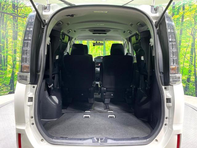 ヴォクシー ハイブリッドＶ　禁煙車　ナビ　両側電動ドア　後席モニター　バックカメラ　ドラレコ　スマートキー　ＬＥＤヘッド　ＥＴＣ　純正１６インチアルミ　オートエアコン　リアエアコン　Ｂｌｕｅｔｏｏｔｈ　ＣＤ　ＤＶＤ再生　地デジ（11枚目）