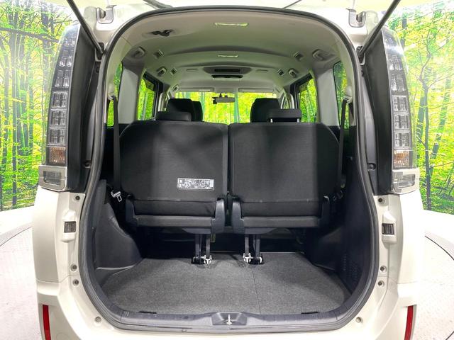 ヴォクシー ハイブリッドＶ　禁煙車　ナビ　両側電動ドア　後席モニター　バックカメラ　ドラレコ　スマートキー　ＬＥＤヘッド　ＥＴＣ　純正１６インチアルミ　オートエアコン　リアエアコン　Ｂｌｕｅｔｏｏｔｈ　ＣＤ　ＤＶＤ再生　地デジ（37枚目）