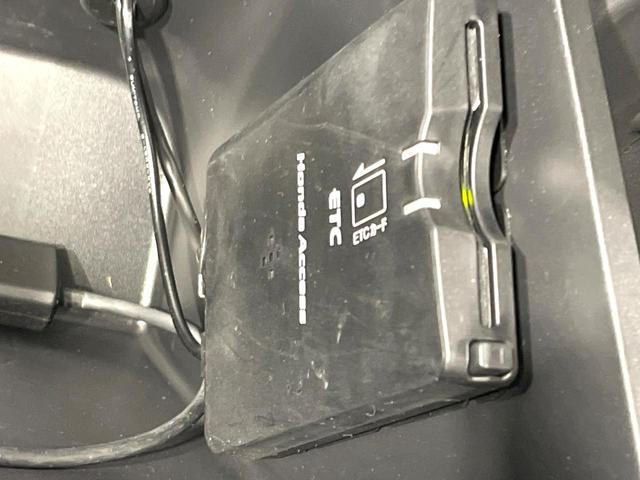 ヴェゼル ハイブリッドZ 純正ナビ バックカメラ 禁煙車 衝突軽減装置 クルーズコントロール LEDヘッド シートヒーター ハーフレザー ルーフレール Bluetooth再生 ETC スマートキー オートライト/エアコン(5枚目)