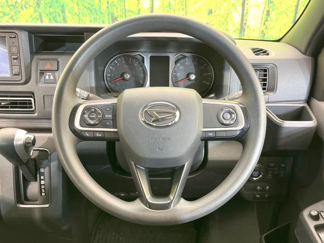 �C���e���A�ɍ��킹���f�U�C���̃X�e�A�����O�́A�^�]�������̂��Ƃ��l���A�^�]���₷���`��A�傫���ł��B�����x�A���ۂɐG���Ă��m���߂��������B