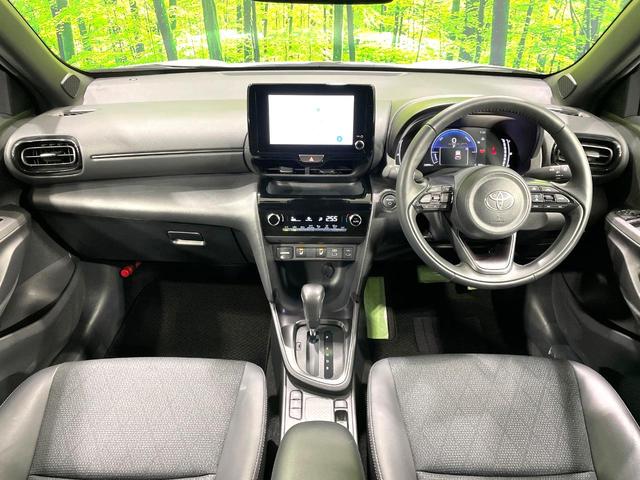 ヤリスクロス ハイブリッドＺ　禁煙車　純正８型ディスプレイオーディオ　全周囲カメラ　２トーンカラー　セーフティセンス　レーダークルーズ　ドラレコ　ＥＴＣ　ブラインドスポットモニター　ＬＥＤヘッド　パワーシート　シートヒーター（2枚目）