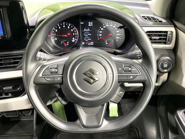 �C���e���A�ɍ��킹���f�U�C���̃X�e�A�����O�́A�^�]�������̂��Ƃ��l���A�^�]���₷���`��A�傫���ł��B�����x�A���ۂɐG���Ă��m���߂��������B