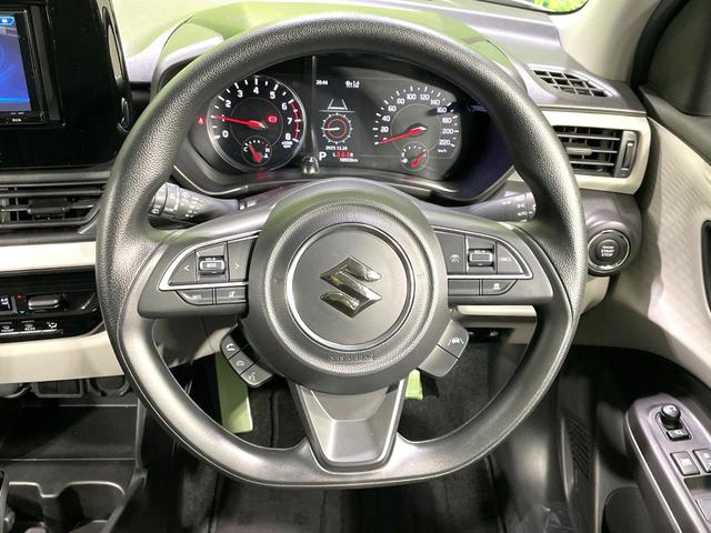 �C���e���A�ɍ��킹���f�U�C���̃X�e�A�����O�́A�^�]�������̂��Ƃ��l���A�^�]���₷���`��A�傫���ł��B�����x�A���ۂɐG���Ă��m���߂��������B