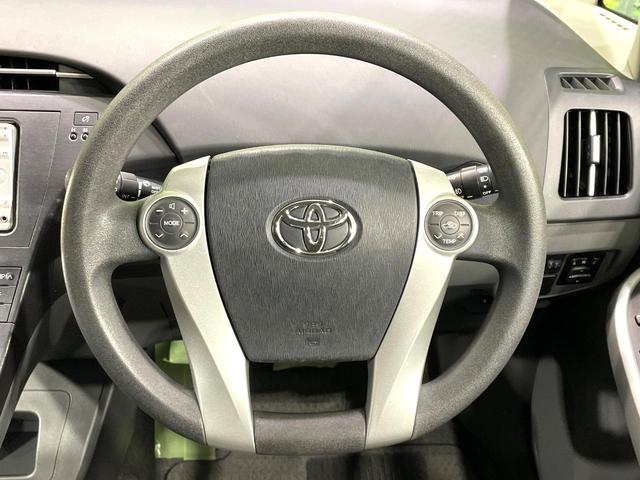 �C���e���A�ɍ��킹���f�U�C���̃X�e�A�����O�́A�^�]�������̂��Ƃ��l���A�^�]���₷���`��A�傫���ł��B�����x�A���ۂɐG���Ă��m���߂��������B