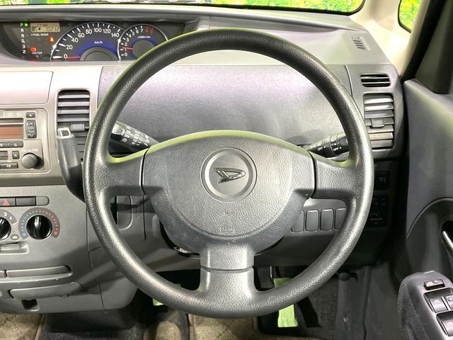 �C���e���A�ɍ��킹���f�U�C���̃X�e�A�����O�́A�^�]�������̂��Ƃ��l���A�^�]���₷���`��A�傫���ł��B�����x�A���ۂɐG���Ă��m���߂��������B