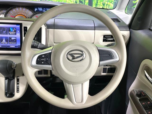 �C���e���A�ɍ��킹���f�U�C���̃X�e�A�����O�́A�^�]�������̂��Ƃ��l���A�^�]���₷���`��A�傫���ł��B�����x�A���ۂɐG���Ă��m���߂��������B