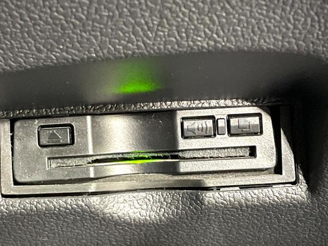 プリウス Ｓ　ＳＤナビ　バックカメラ　禁煙車　ＬＥＤヘッド　スマートキー　コーナーセンサー　フルセグ　Ｂｌｕｅｔｏｏｔｈ接続　ＥＴＣ　オートライト／エアコン　横滑り防止　電動格納ミラー　盗難防止装置（5枚目）