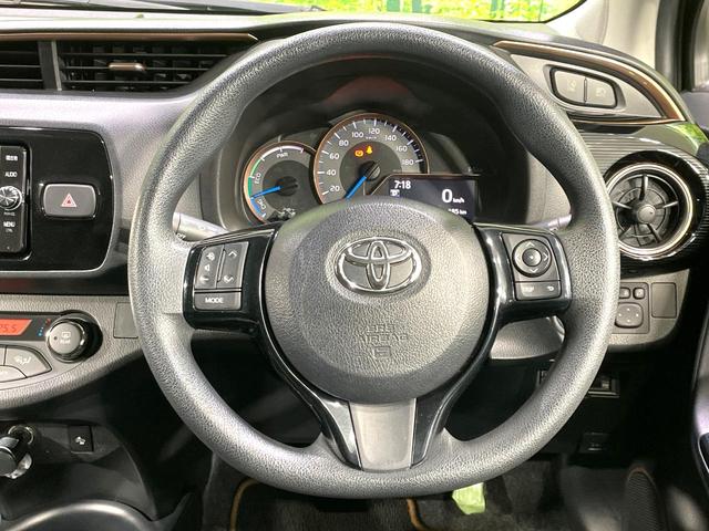 �C���e���A�ɍ��킹���f�U�C���̃X�e�A�����O�́A�^�]�������̂��Ƃ��l���A�^�]���₷���`��A�傫���ł��B�����x�A���ۂɐG���Ă��m���߂��������B