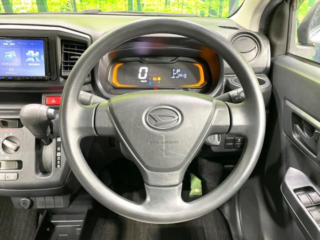 �C���e���A�ɍ��킹���f�U�C���̃X�e�A�����O�́A�^�]�������̂��Ƃ��l���A�^�]���₷���`��A�傫���ł��B�����x�A���ۂɐG���Ă��m���߂��������B