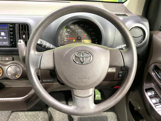 �C���e���A�ɍ��킹���f�U�C���̃X�e�A�����O�́A�^�]�������̂��Ƃ��l���A�^�]���₷���`��A�傫���ł��B�����x�A���ۂɐG���Ă��m���߂��������B