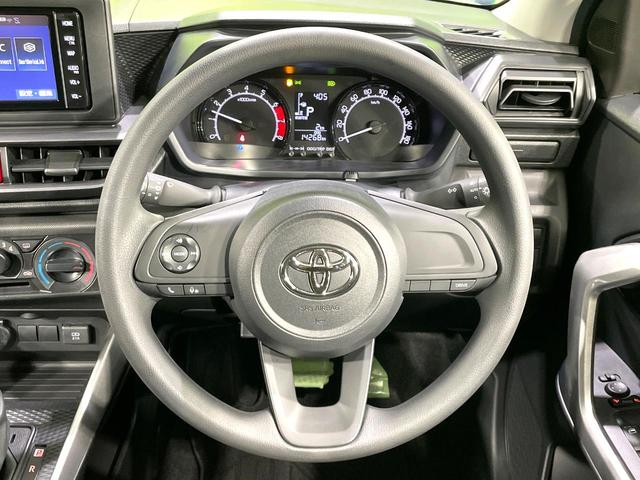 �C���e���A�ɍ��킹���f�U�C���̃X�e�A�����O�́A�^�]�������̂��Ƃ��l���A�^�]���₷���`��A�傫���ł��B�����x�A���ۂɐG���Ă��m���߂��������B