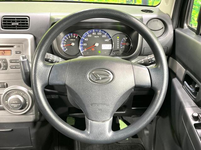 �C���e���A�ɍ��킹���f�U�C���̃X�e�A�����O�́A�^�]�������̂��Ƃ��l���A�^�]���₷���`��A�傫���ł��B�����x�A���ۂɐG���Ă��m���߂��������B